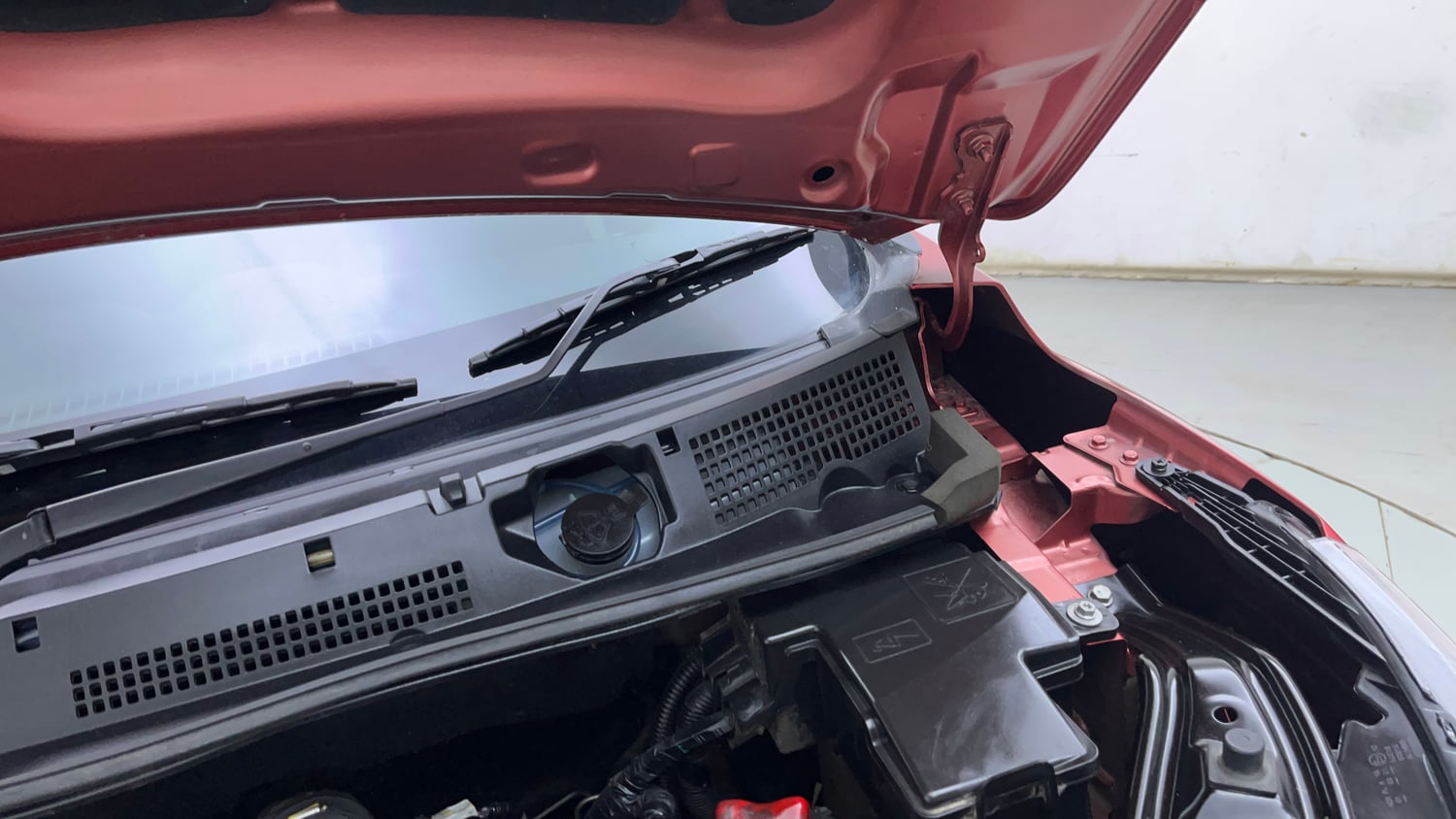 Used 2023 Nissan Magnite XV Turbo CVT Petrol Automatic engine ENGINE LEFT SIDE HINGE & APRON VIEW