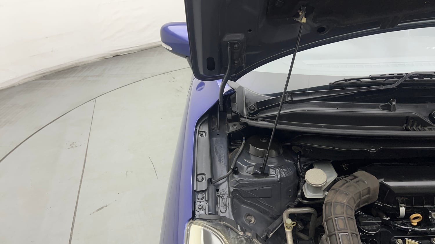 Used 2017 Maruti Suzuki Baleno Alpha 1.2 Petrol Manual engine ENGINE RIGHT SIDE HINGE & APRON VIEW