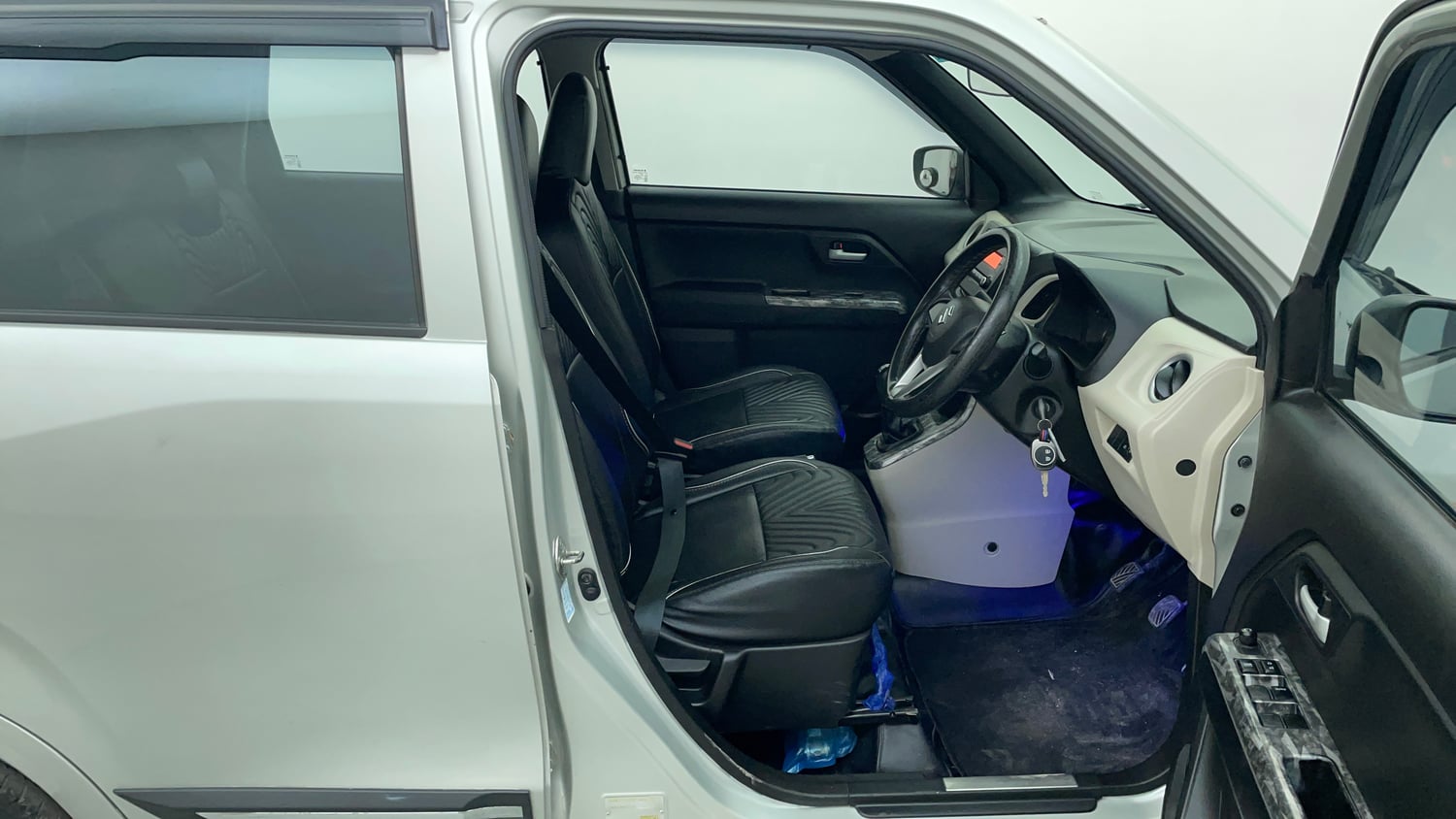 Used 2022 Maruti Suzuki Wagon R VXi (O) 1.2 Petrol Manual interior RIGHT SIDE FRONT DOOR CABIN VIEW