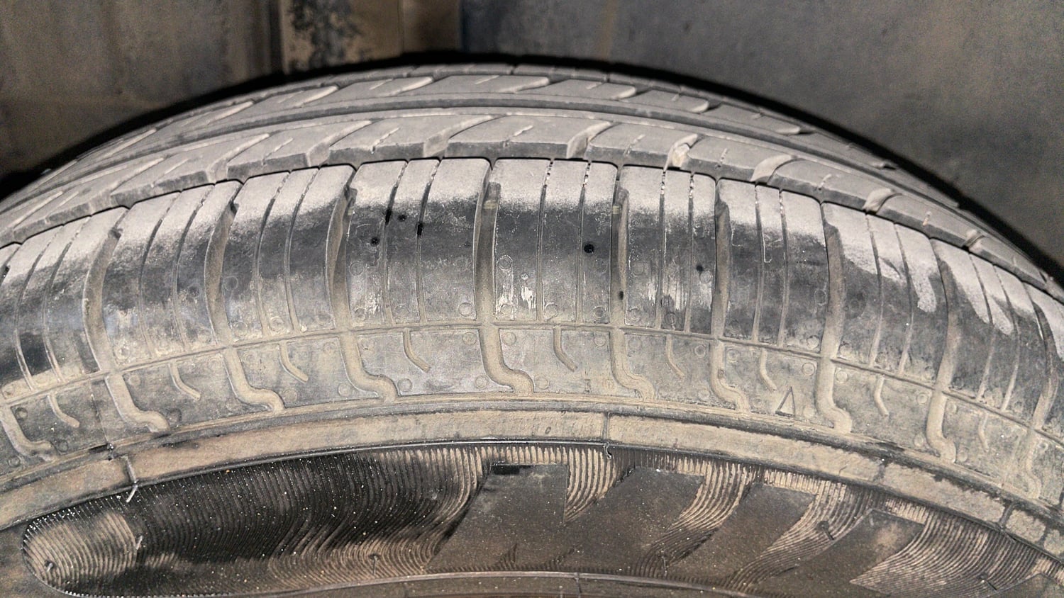 Used 2014 Maruti Suzuki Swift VXi Petrol Manual tyres RIGHT REAR TYRE TREAD VIEW