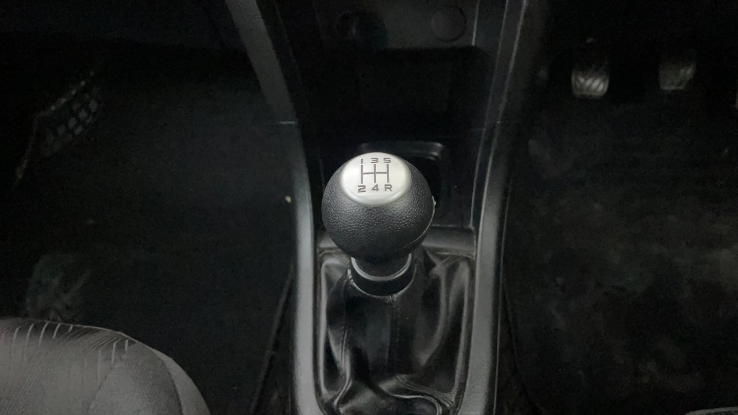 Used 2014 Maruti Suzuki Swift VXi Petrol Manual interior GEAR  KNOB VIEW