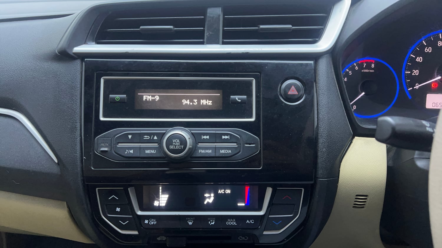 Used 2017 Honda Amaze 1.2 S i-VTEC Petrol Manual interior MUSIC SYSTEM & AC CONTROL VIEW