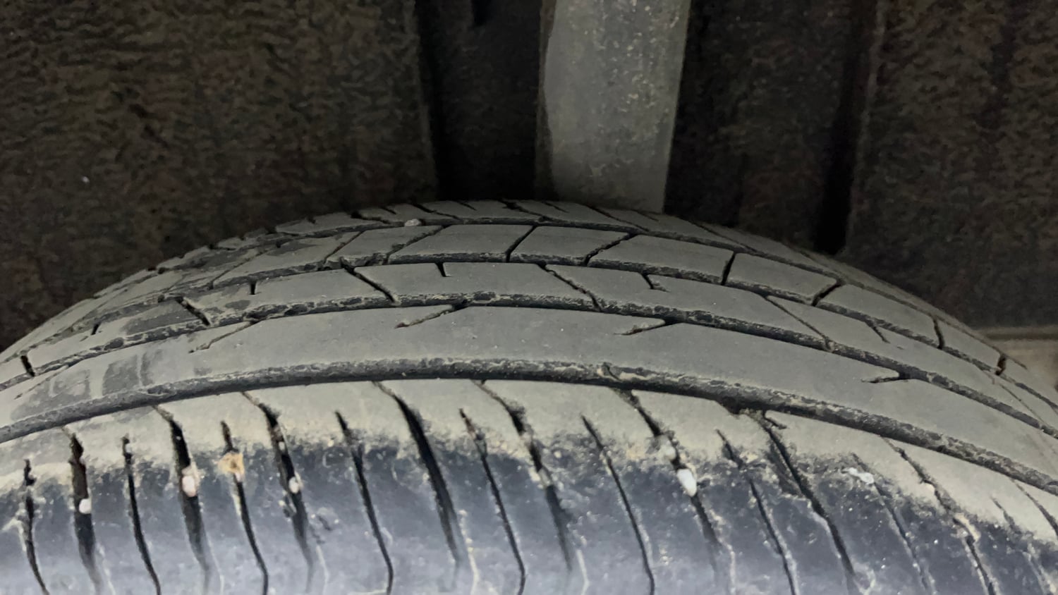 Used 2023 Nissan Magnite XV Turbo CVT Petrol Automatic tyres LEFT REAR TYRE TREAD VIEW