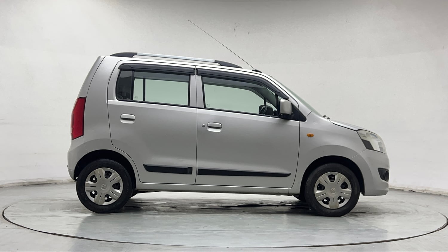 Used 2015 Maruti Suzuki Wagon R VXI Petrol Manual exterior RIGHT SIDE VIEW