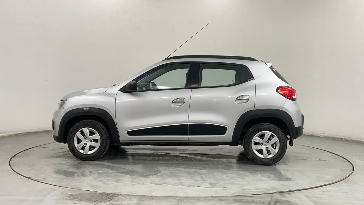 Used 2018 Renault Kwid RXT Petrol Manual exterior LEFT SIDE VIEW
