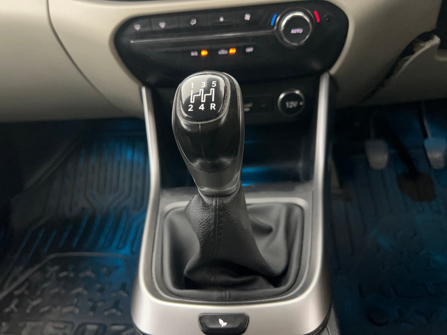 Used 2022 Tata Altroz XZ Diesel Diesel Manual interior GEAR  KNOB VIEW