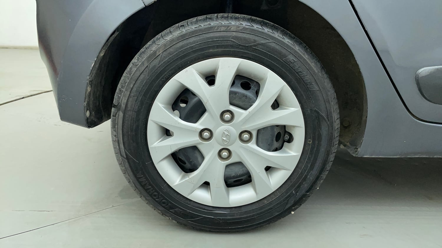 Used 2015 Hyundai Grand i10 Sportz 1.2 Kappa VTVT Petrol Manual tyres RIGHT REAR TYRE RIM VIEW