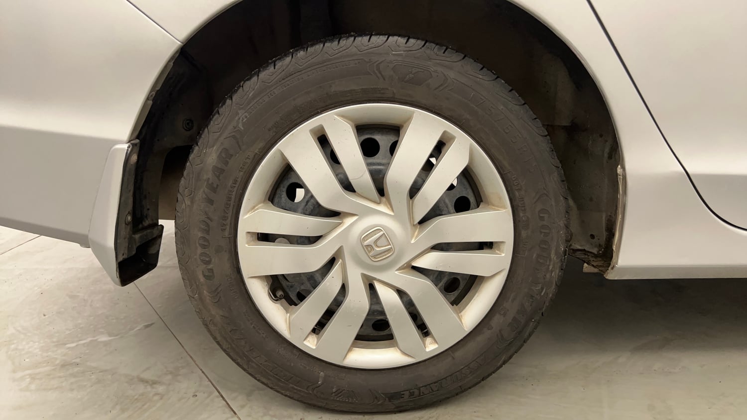 Used 2014 Honda City SV Petrol Manual tyres RIGHT REAR TYRE RIM VIEW