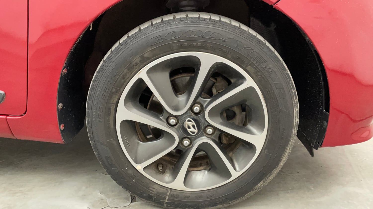 Used 2017 Hyundai Grand i10 Sportz (O) AT 1.2 Kappa VTVT Petrol Automatic tyres RIGHT FRONT TYRE RIM VIEW