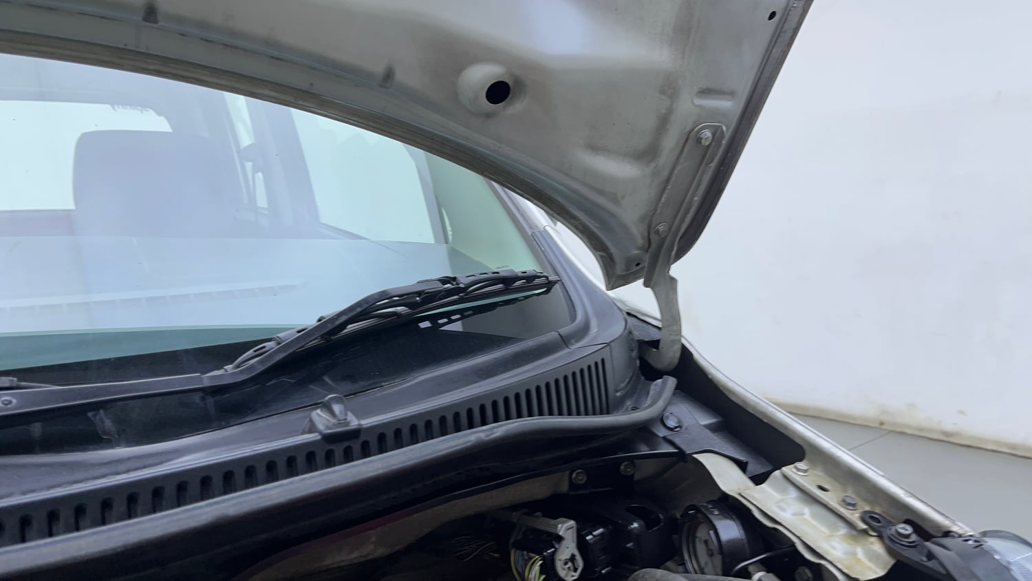 Used 2012 Maruti Suzuki Wagon R 1.0 LXi CNG Cng Manual engine ENGINE LEFT SIDE HINGE & APRON VIEW