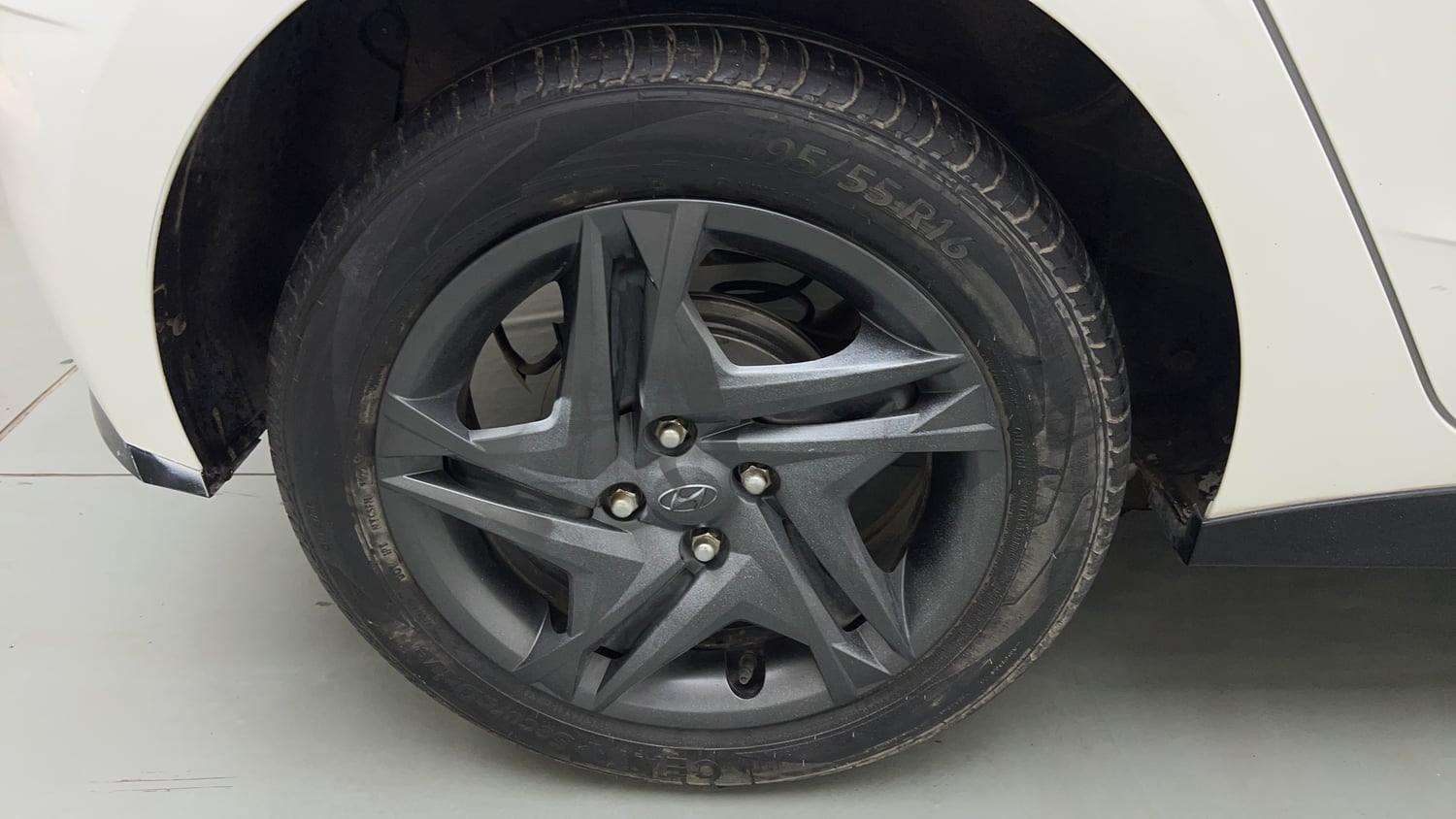 Used 2022 Hyundai i20 Sportz 1.2 IVT Petrol Automatic tyres RIGHT REAR TYRE RIM VIEW