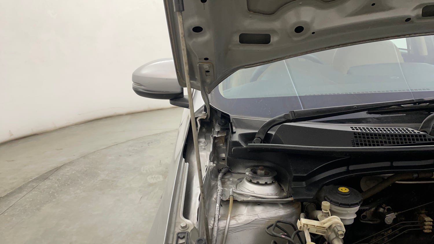 Used 2019 Honda Amaze 1.2 V MT Petrol Petrol Manual engine ENGINE RIGHT SIDE HINGE & APRON VIEW