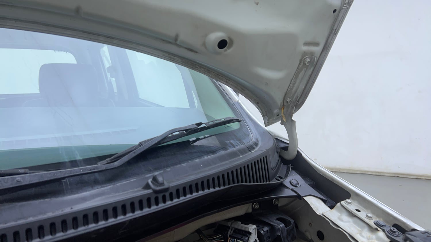 Used 2012 Maruti Suzuki Wagon R LXi Petrol Manual engine ENGINE LEFT SIDE HINGE & APRON VIEW