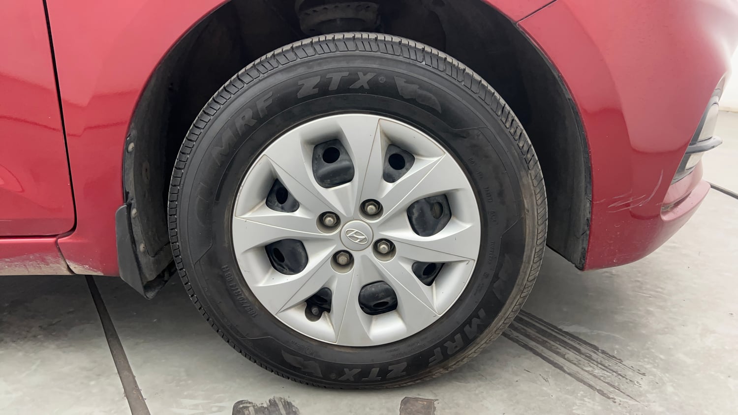 Used 2019 Hyundai Elite i20 Magna Plus 1.2 Petrol Manual tyres RIGHT FRONT TYRE RIM VIEW