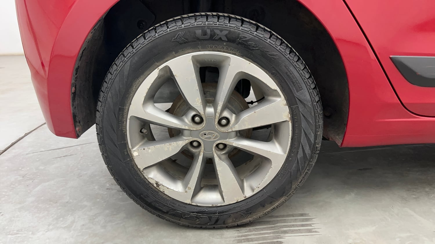 Used 2015 Hyundai Elite i20 Asta 1.2 Petrol Manual tyres RIGHT REAR TYRE RIM VIEW
