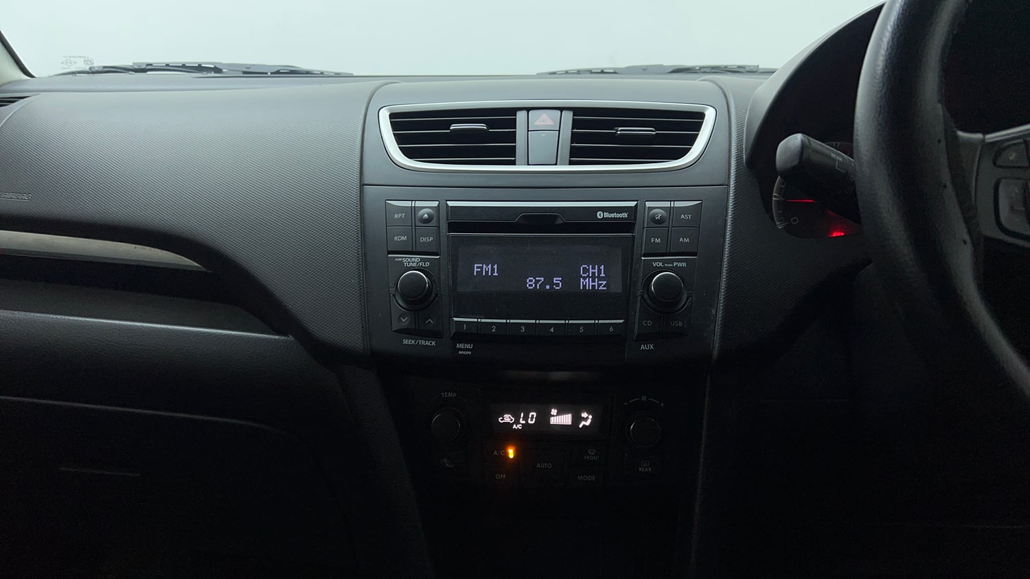 Used 2015 Maruti Suzuki Swift ZXi Petrol Manual top_features Integrated (in-dash) music system