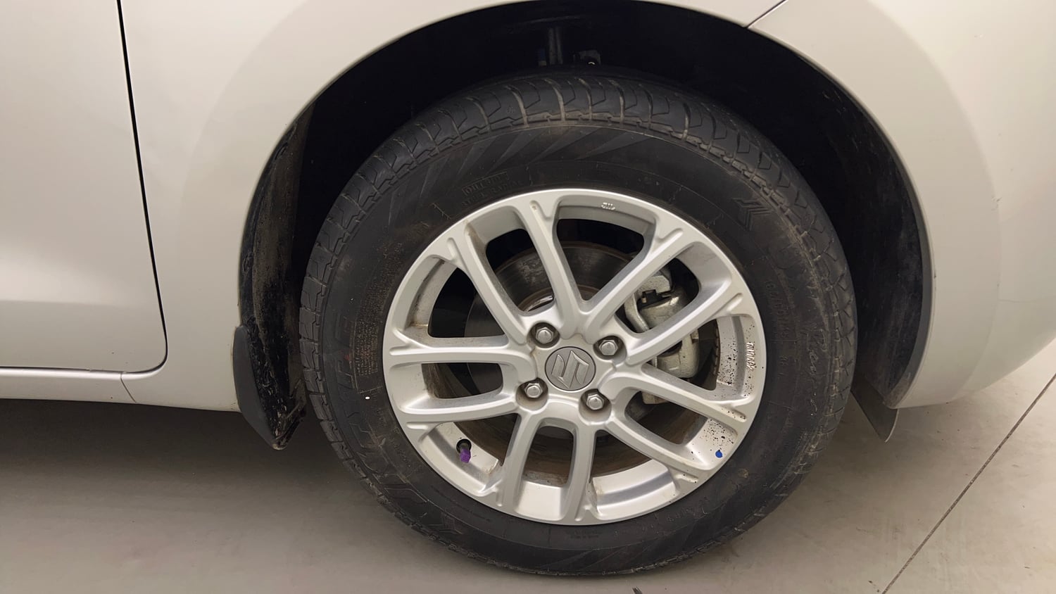 Used 2024 Maruti Suzuki Swift ZXi AMT Petrol Automatic tyres RIGHT FRONT TYRE RIM VIEW