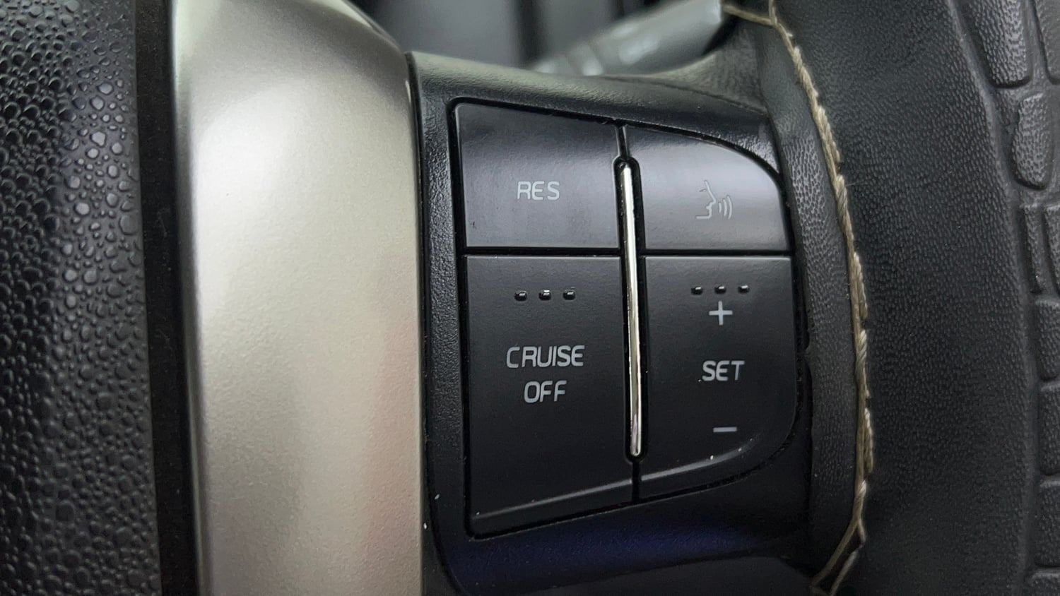 Used 2021 Mahindra XUV500 W7 Diesel Manual top_features Cruise control