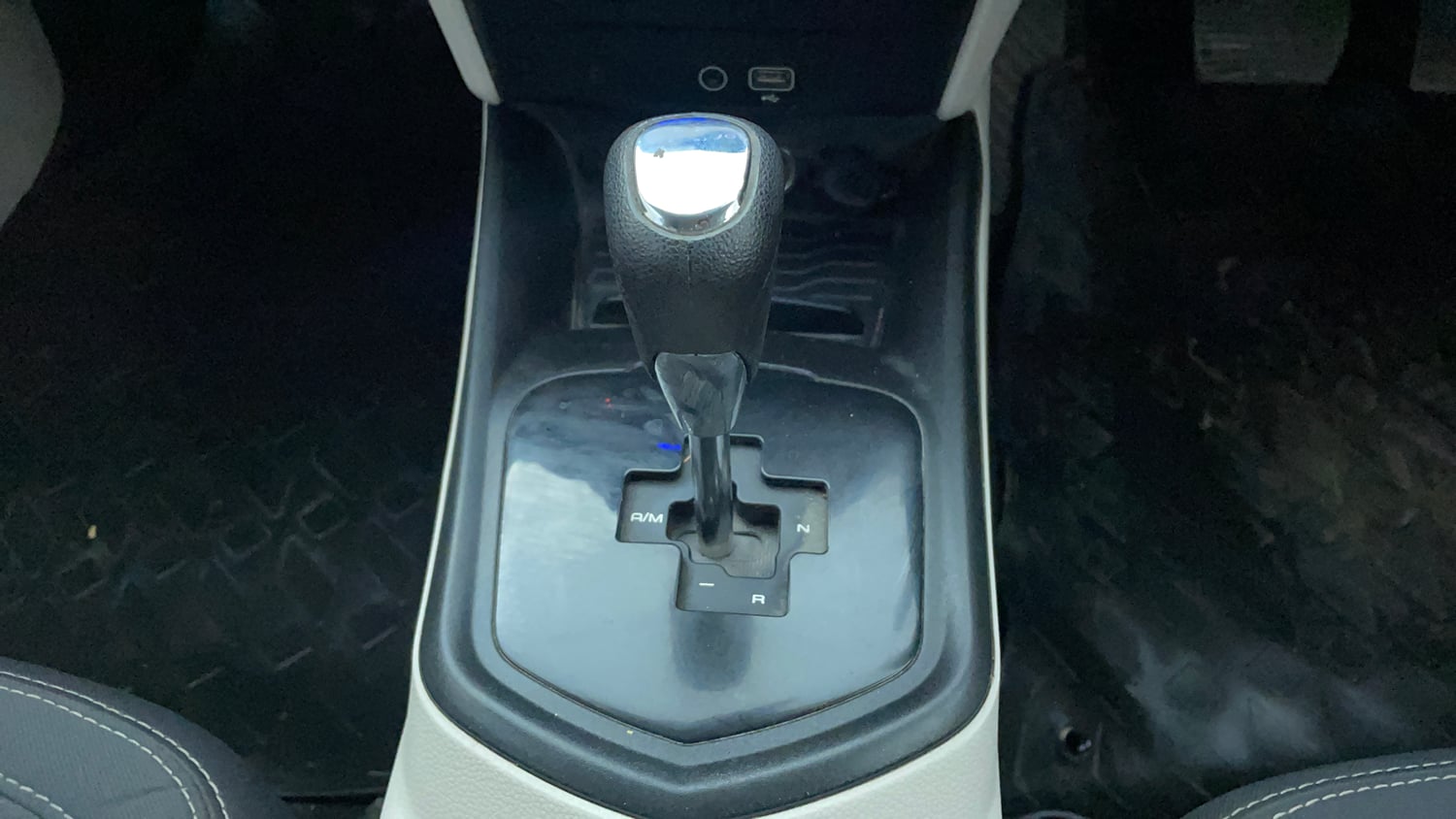 Used 2022 Mahindra XUV 300 W6 1.2 Petrol AMT Petrol Automatic interior GEAR  KNOB VIEW