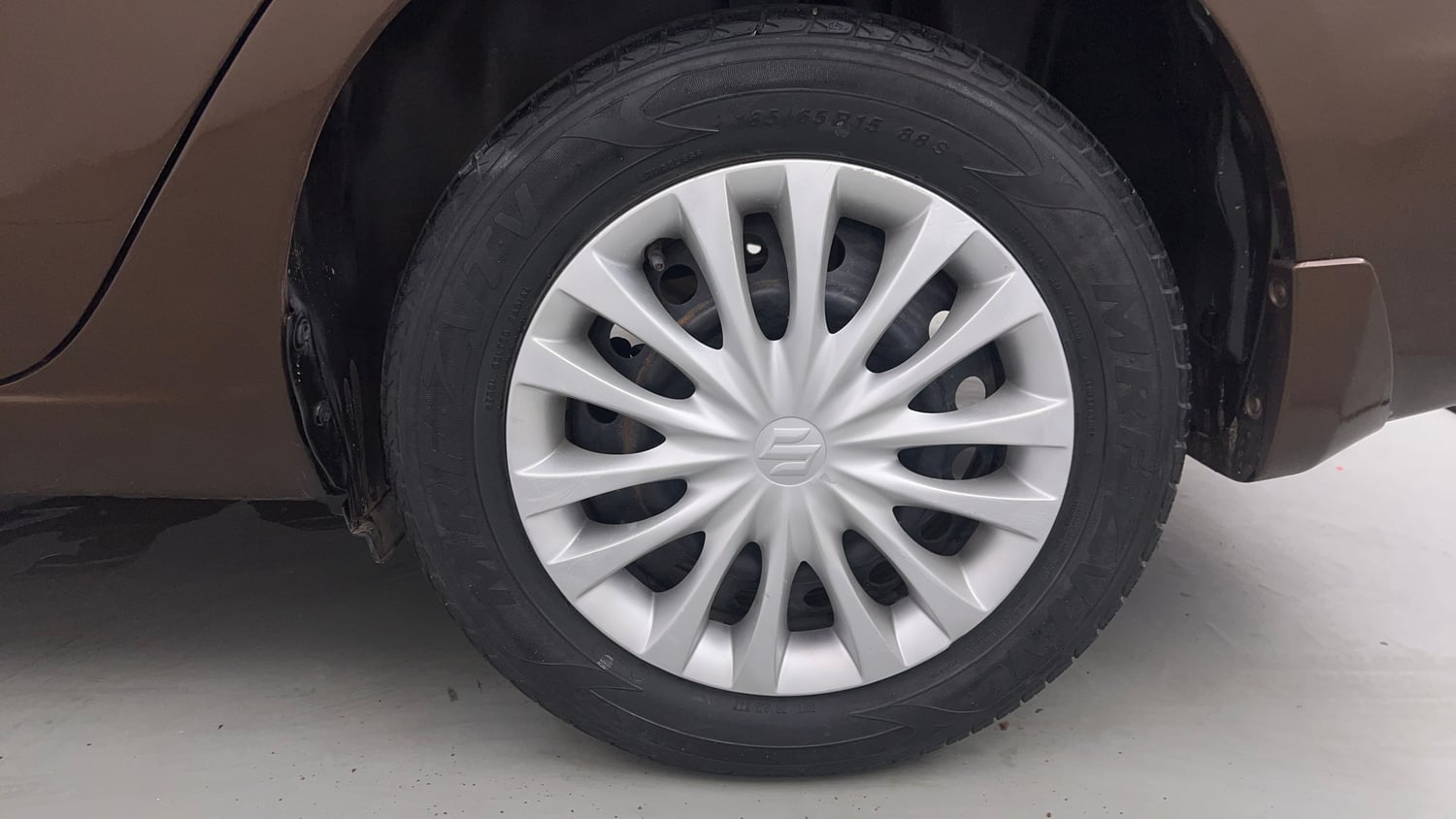 Used 2015 Maruti Suzuki Ciaz VXi+ AT Petrol Automatic tyres LEFT REAR TYRE RIM VIEW