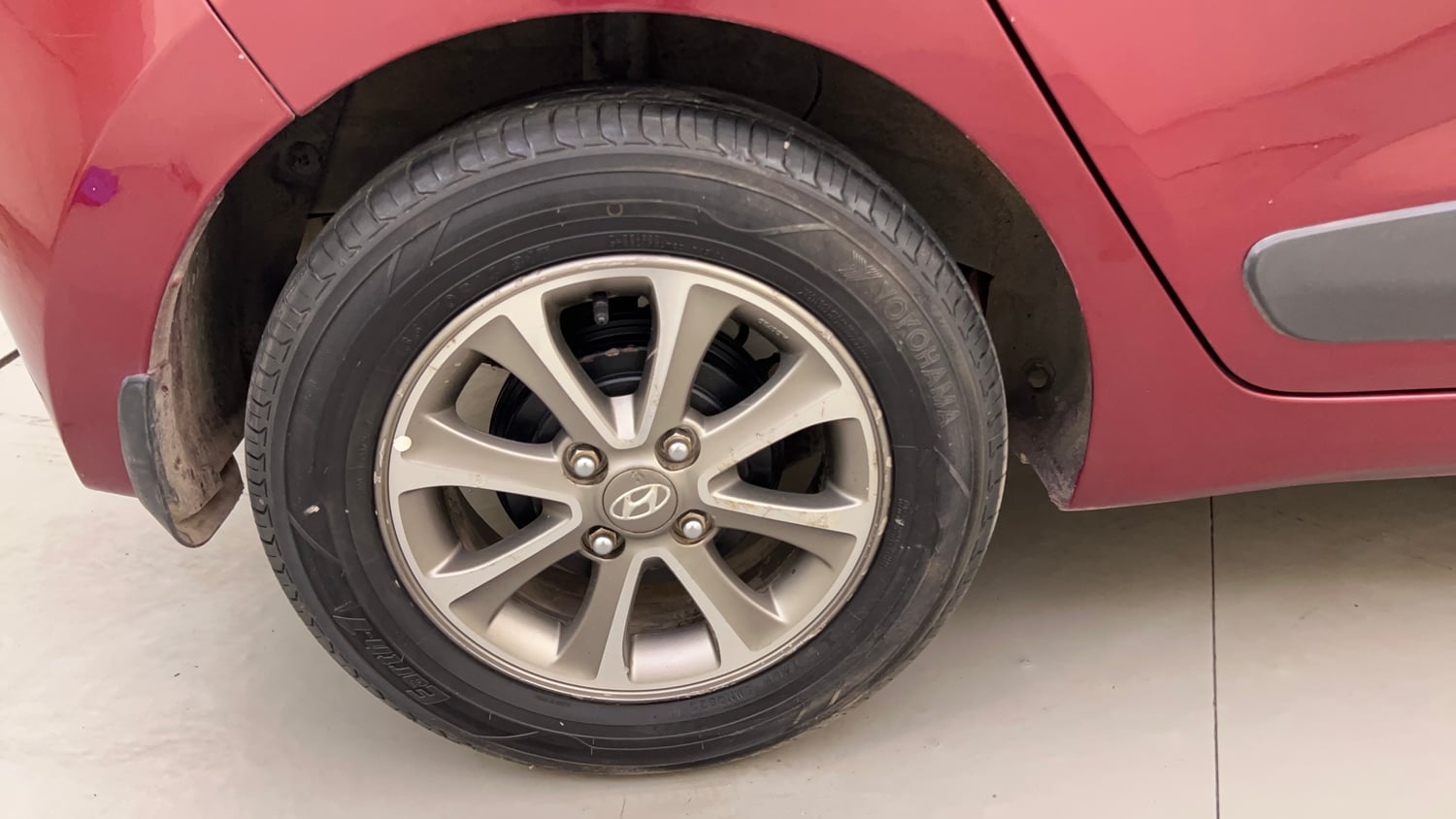 Used 2015 Hyundai Grand i10 Asta 1.1 CRDi (O) Diesel Manual tyres RIGHT REAR TYRE RIM VIEW