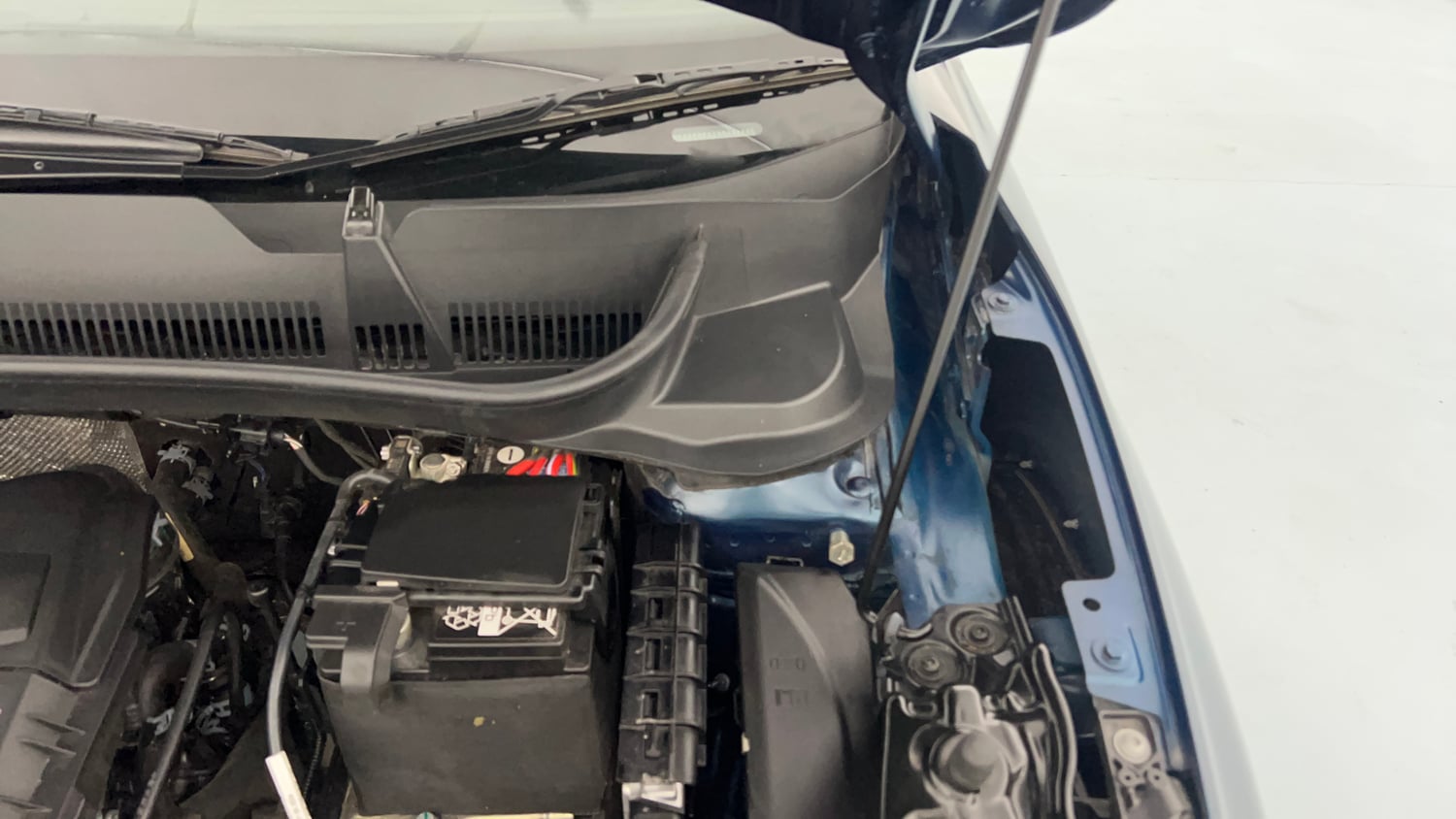 Used 2025 Skoda Kylaq Prestige AT Petrol Automatic engine ENGINE LEFT SIDE HINGE & APRON VIEW