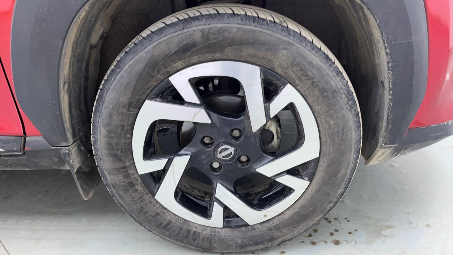 Used 2023 Nissan Magnite XV Turbo CVT Petrol Automatic tyres RIGHT FRONT TYRE RIM VIEW