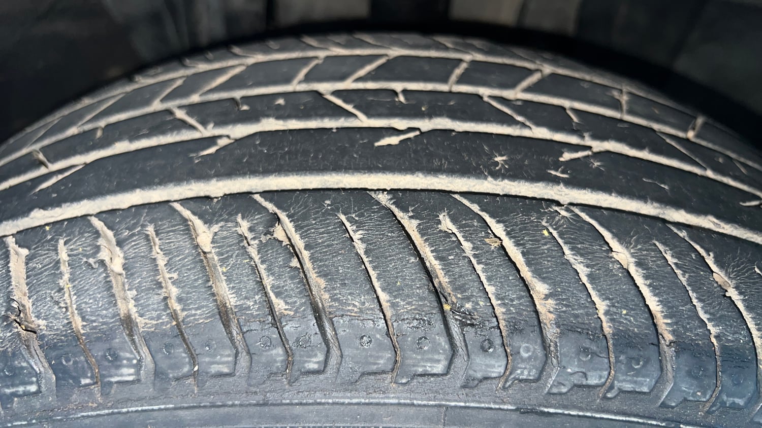 Used 2021 Nissan Magnite XV Premium Turbo (O) Petrol Manual tyres RIGHT FRONT TYRE TREAD VIEW