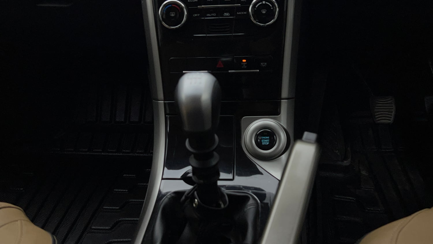 Used 2021 Mahindra XUV500 W7 Diesel Manual interior GEAR  KNOB VIEW