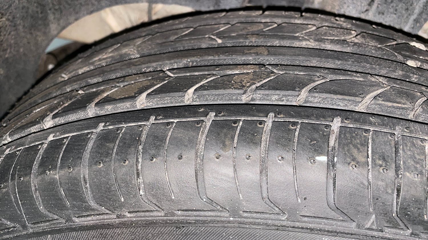 Used 2022 Mahindra XUV 300 W6 1.2 Petrol AMT Petrol Automatic tyres RIGHT REAR TYRE TREAD VIEW