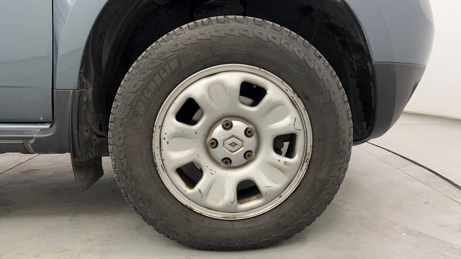 Used 2013 Renault Duster RxL Petrol Petrol Manual tyres RIGHT FRONT TYRE RIM VIEW