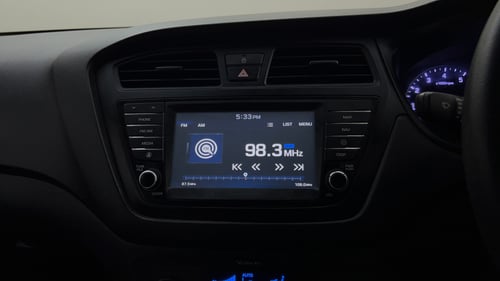 Used 2017 Hyundai Elite i20 Asta 1.2 Dual Tone Petrol Manual top_features Integrated (in-dash) music system