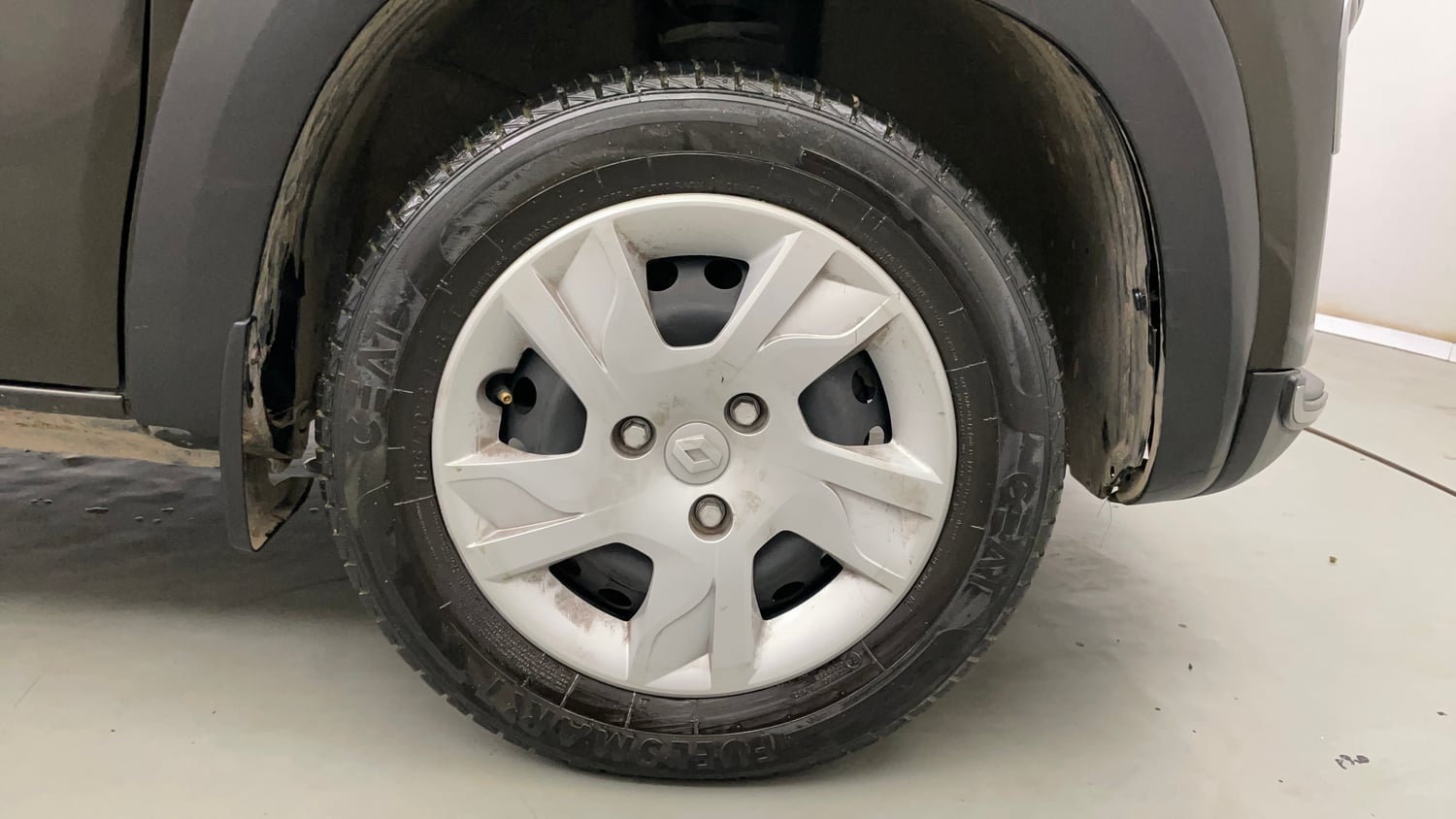 Used 2023 Renault Kwid RXT 1.0 Petrol Manual tyres RIGHT FRONT TYRE RIM VIEW