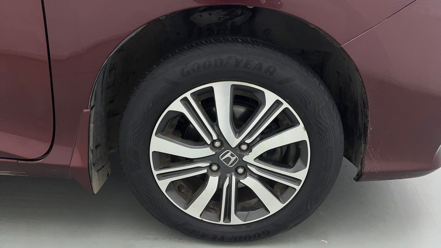 Used 2018 Honda City V CVT Petrol Petrol Automatic tyres RIGHT FRONT TYRE RIM VIEW