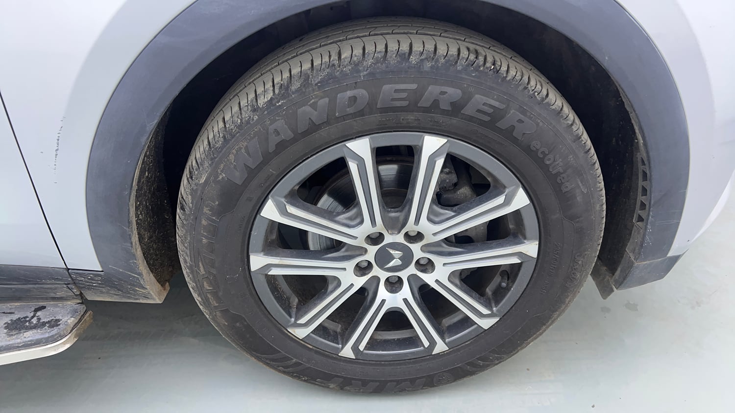 Used 2024 Mahindra XUV700 AX 7 Petrol AT Luxury Pack 7 STR Petrol Automatic tyres RIGHT FRONT TYRE RIM VIEW