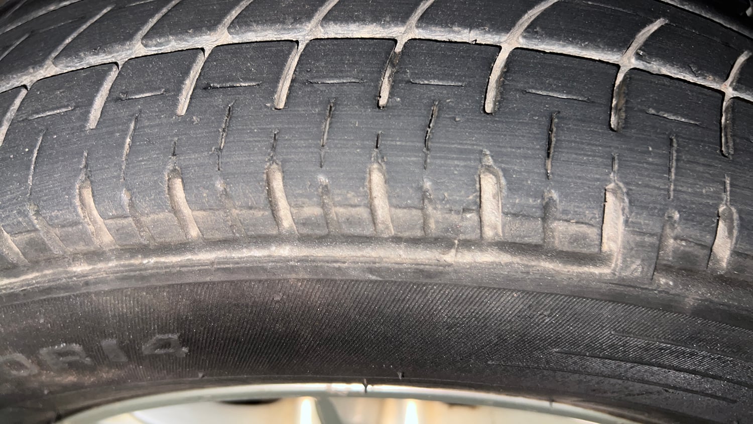 Used 2013 Hyundai i20 Magna (O) 1.2 Petrol Manual tyres LEFT FRONT TYRE TREAD VIEW