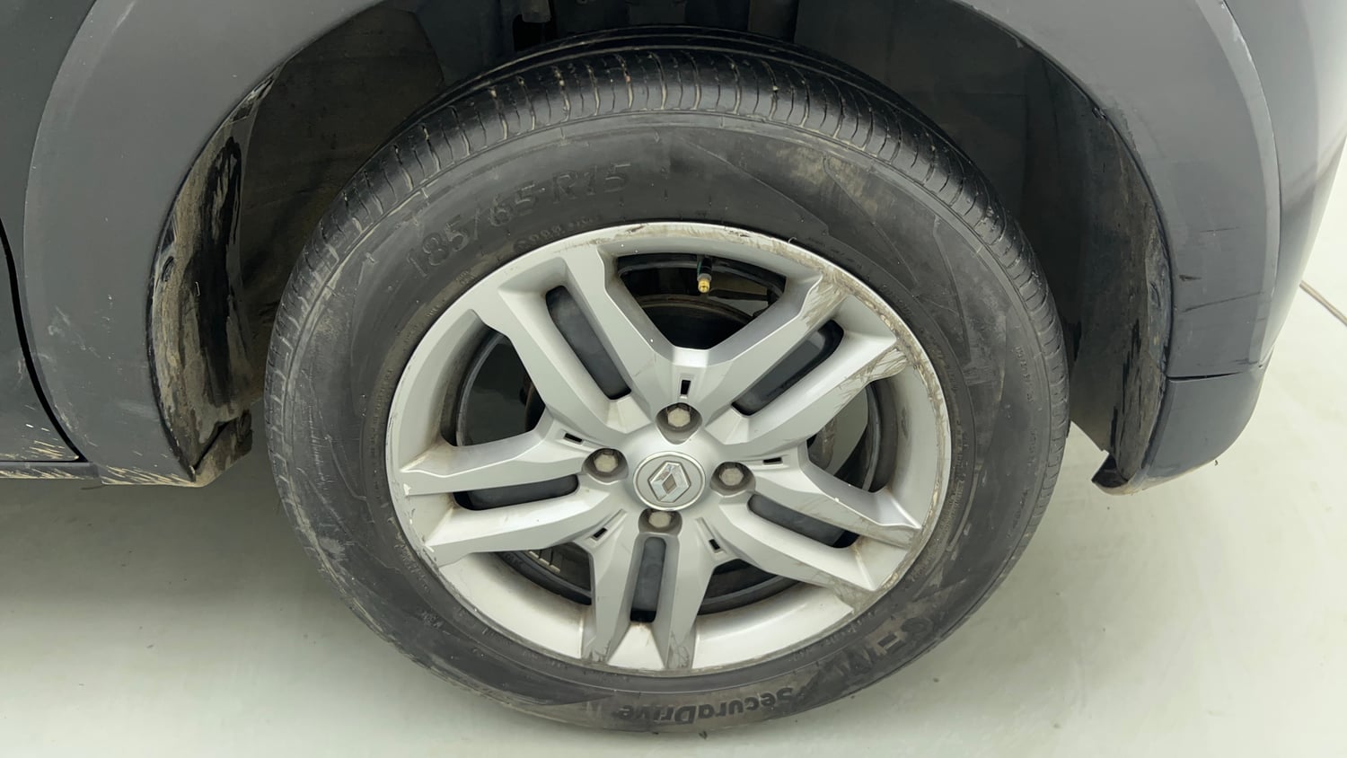Used 2024 Renault Triber RXZ EASY-R AMT Petrol Automatic tyres RIGHT FRONT TYRE RIM VIEW