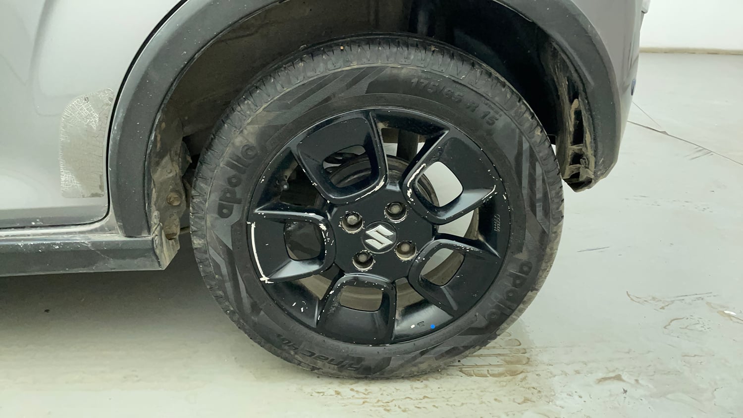 Used 2017 Maruti Suzuki Ignis Zeta 1.3 AMT Diesel Diesel Automatic tyres LEFT REAR TYRE RIM VIEW