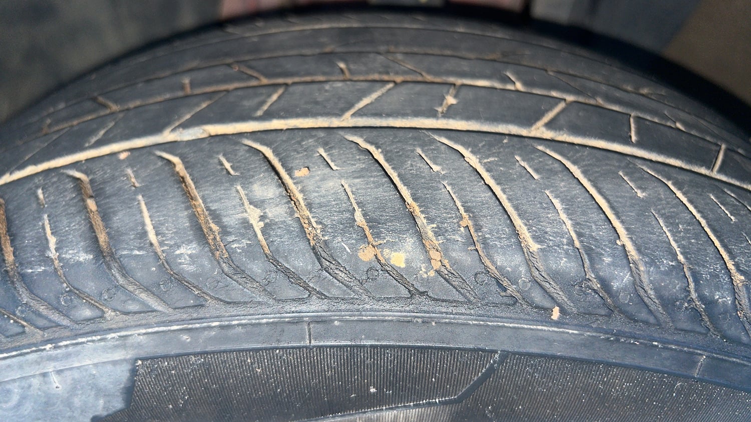 Used 2021 Renault Kiger RXT (O) MT Dual Tone Petrol Manual tyres LEFT FRONT TYRE TREAD VIEW