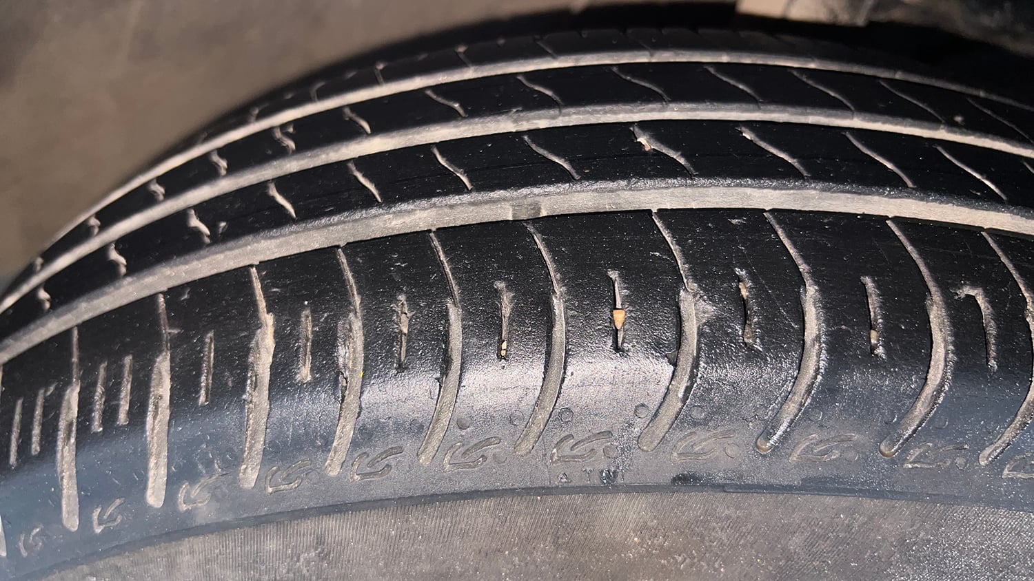 Used 2024 Maruti Suzuki Swift VXi (O) AMT Petrol Automatic tyres RIGHT FRONT TYRE TREAD VIEW
