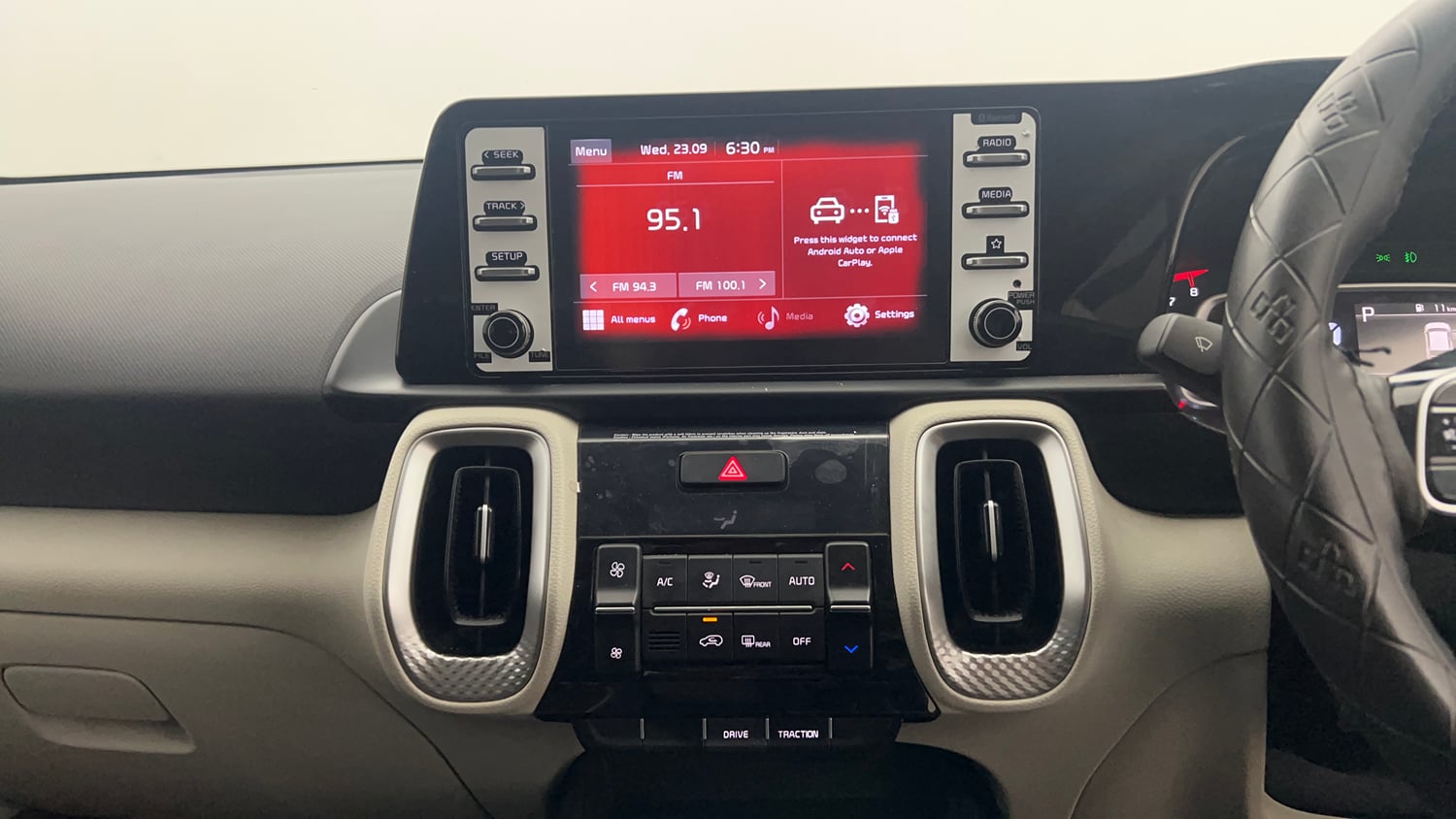 Used 2023 Kia Sonet HTX 1.0 DCT Petrol Automatic top_features Integrated (in-dash) music system