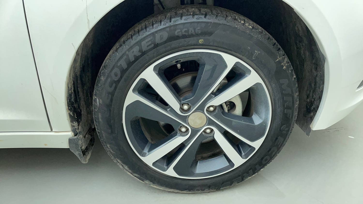 Used 2023 Tata Altroz XZA Petrol Petrol Automatic tyres RIGHT FRONT TYRE RIM VIEW