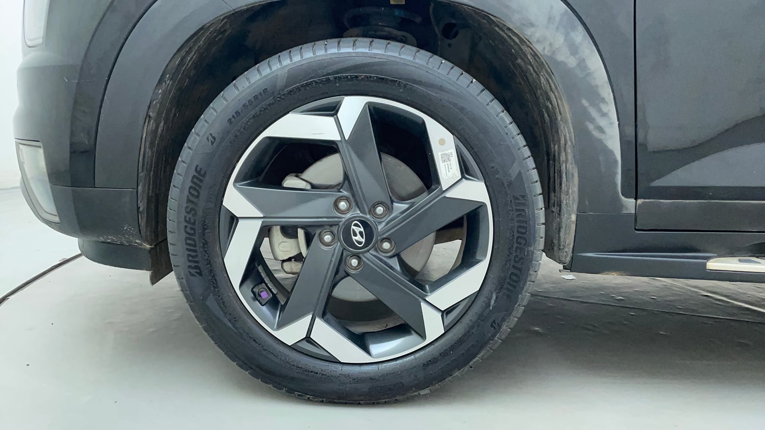 Used 2023 Hyundai Alcazar Signature (O) 6 STR 1.5 Petrol DCT Petrol Automatic tyres LEFT FRONT TYRE RIM VIEW