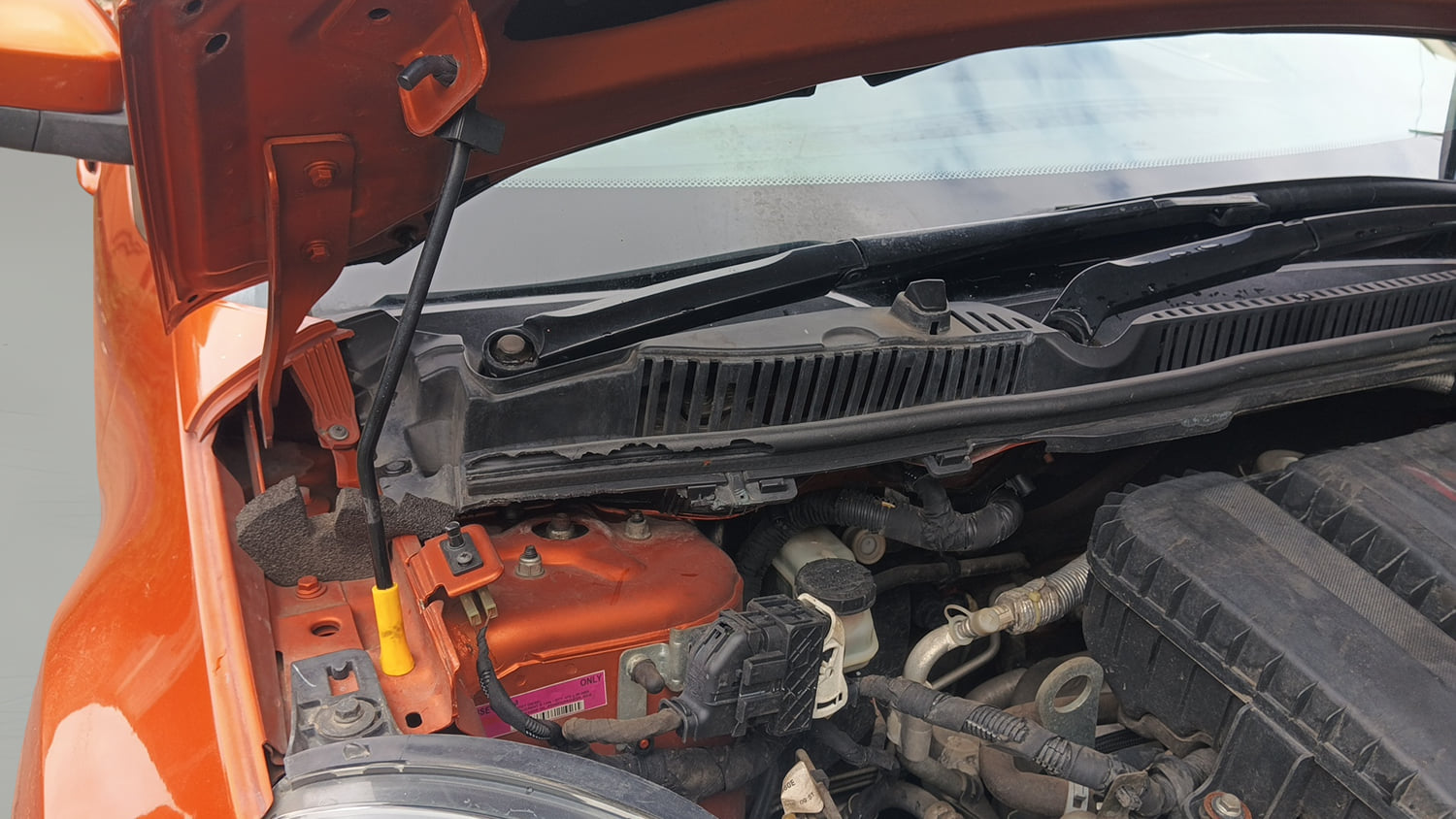 Used 2018 Tata Nexon XZ Plus Diesel Dual Tone Diesel Manual engine ENGINE RIGHT SIDE HINGE & APRON VIEW
