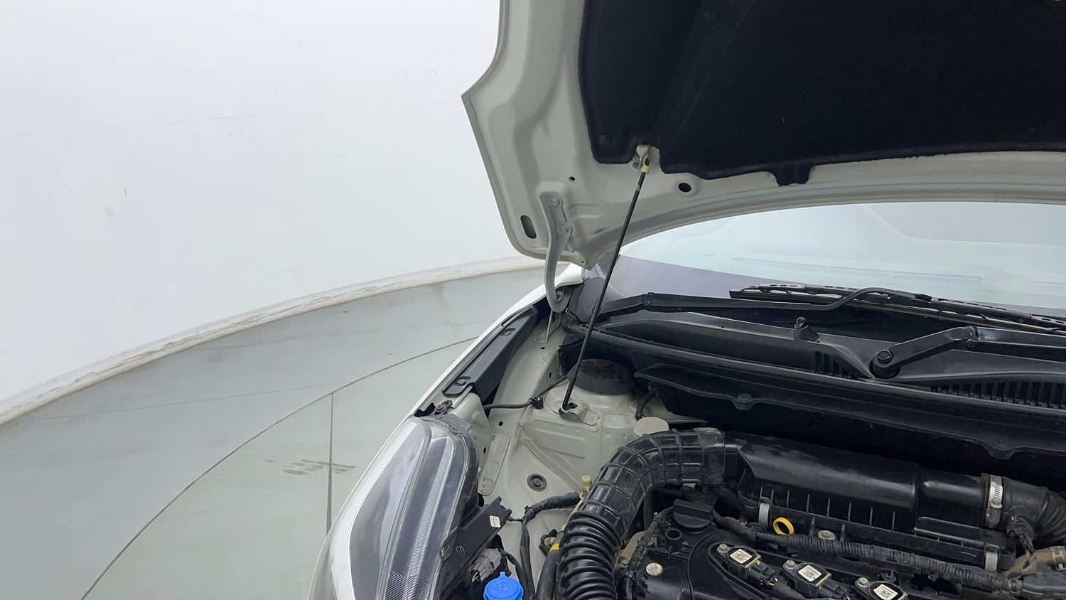 Used 2021 Maruti Suzuki Baleno Delta Petrol Manual engine ENGINE RIGHT SIDE HINGE & APRON VIEW