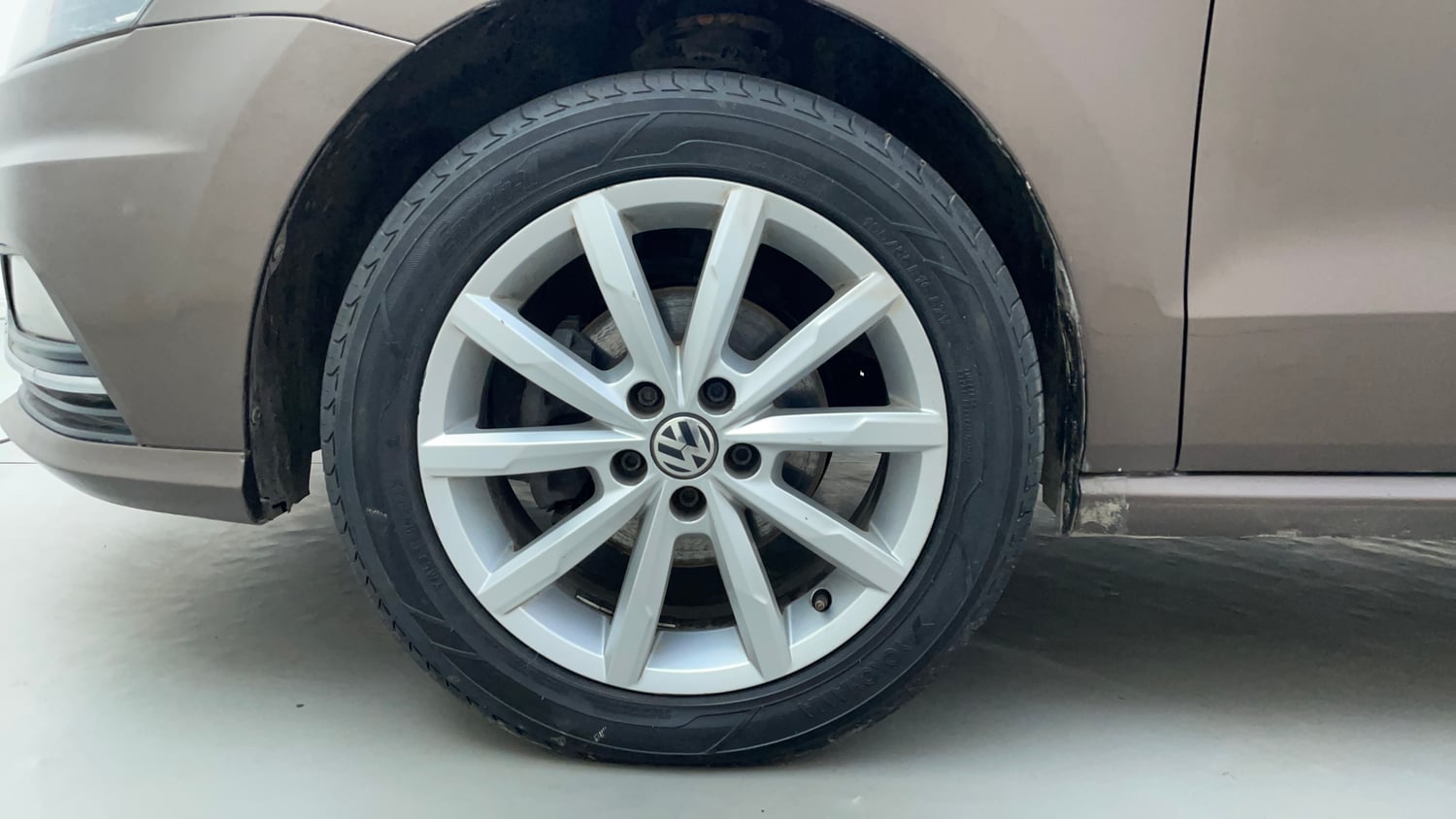 Used 2018 Volkswagen Ameo Highline 1.5L AT Diesel Automatic tyres LEFT FRONT TYRE RIM VIEW