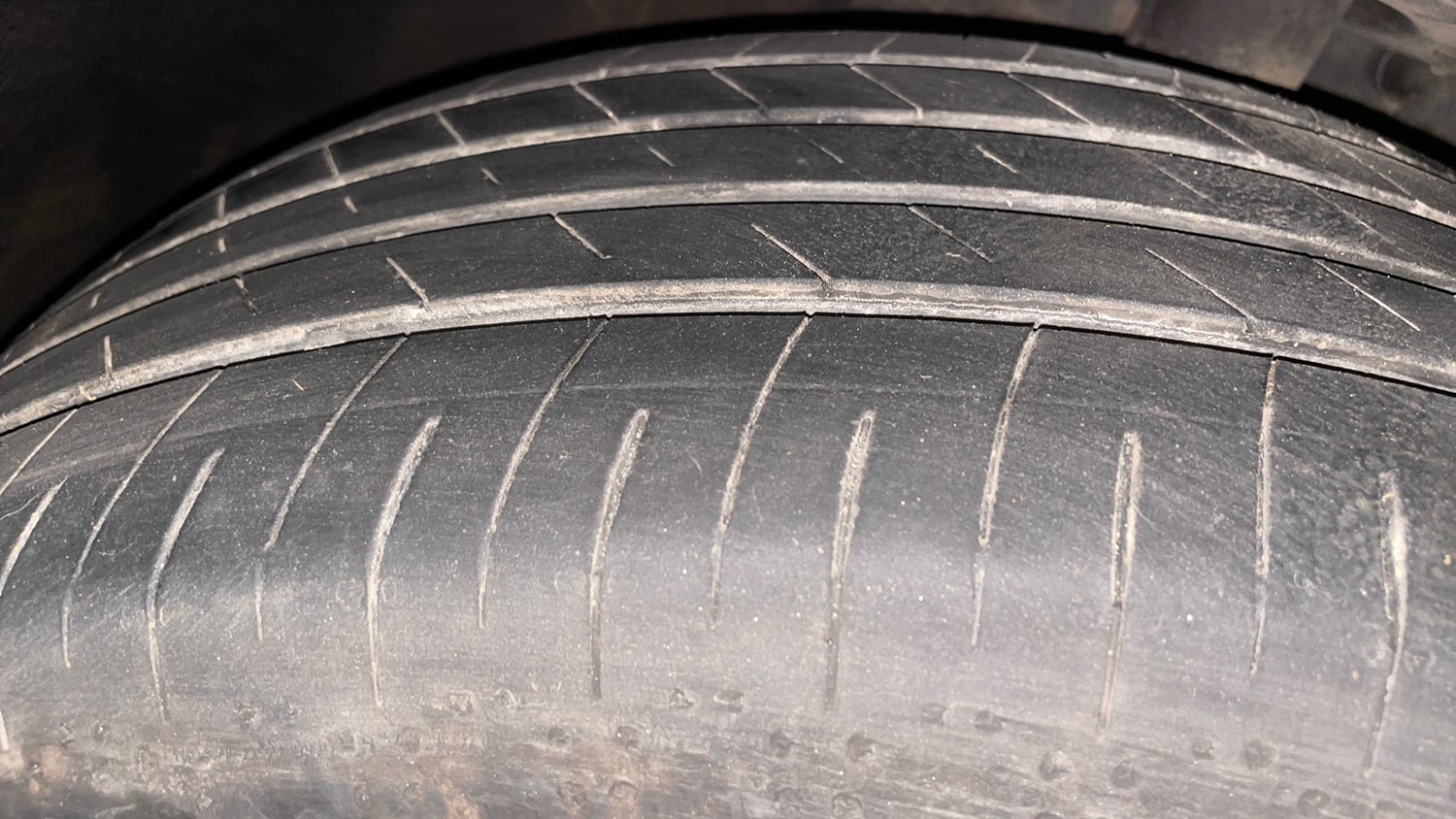 Used 2025 Mahindra XUV700 AX7 Petrol MT 7 STR Petrol Manual tyres LEFT FRONT TYRE TREAD VIEW