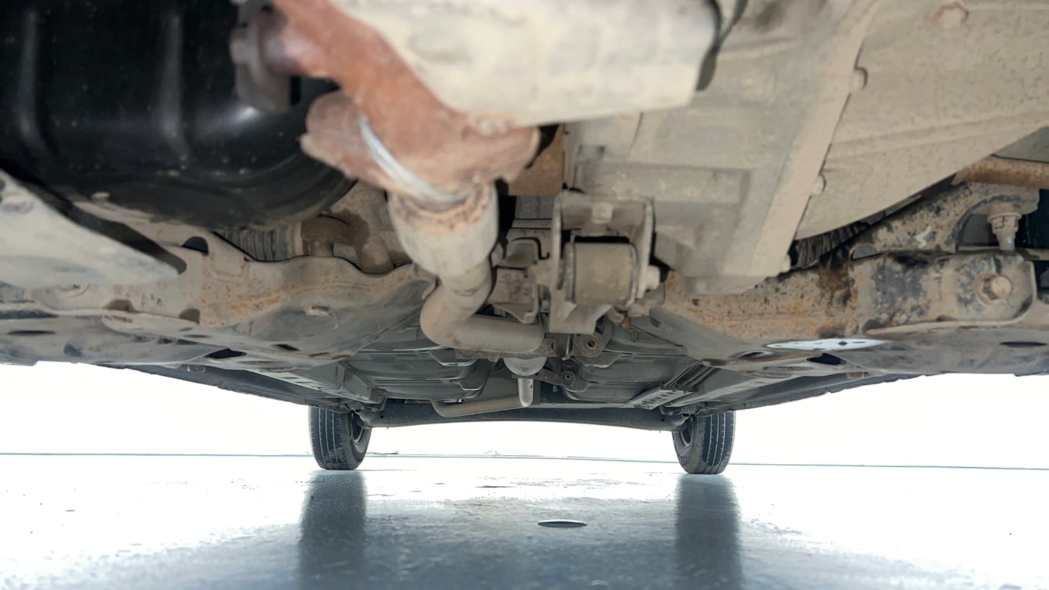 Used 2014 Hyundai i10 Sportz 1.1 iRDE2 Petrol Manual extra FRONT LEFT UNDERBODY VIEW