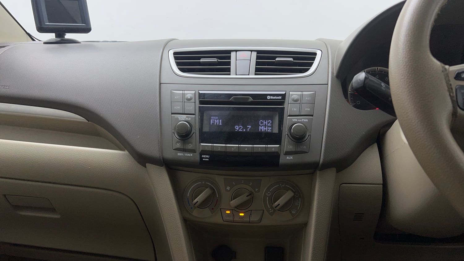 Used 2016 Maruti Suzuki Ertiga VXI CNG Cng Manual top_features Integrated (in-dash) music system