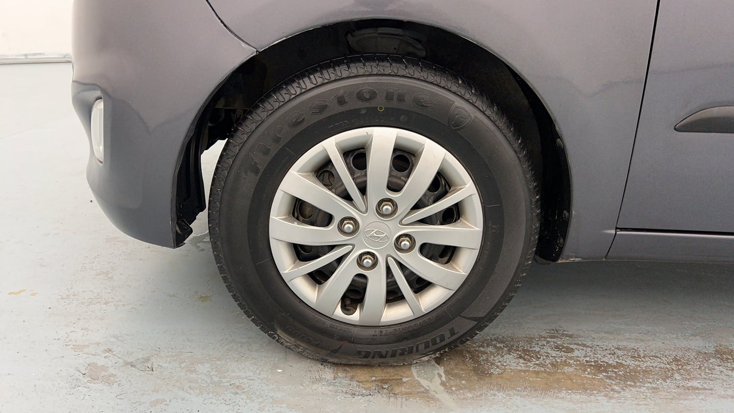 Used 2014 Hyundai i10 Sportz 1.1 iRDE2 Petrol Manual tyres LEFT FRONT TYRE RIM VIEW